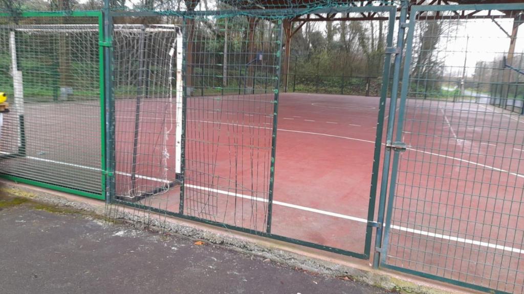Daños en la pista polideportiva de Pravio