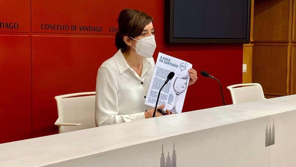 Marta Lois (Compostela Aberta) en una rueda de prensa.
