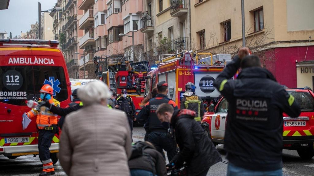 Los bomberos durante las tareas de extinción.