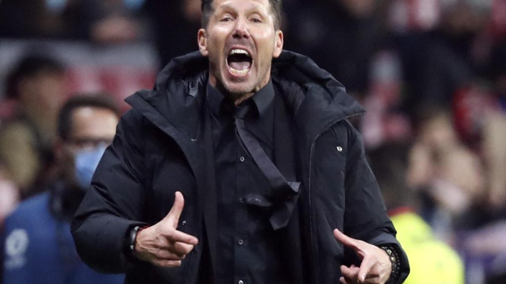 Simeone dando instrucciones durante un partido del Atlético de Madrid