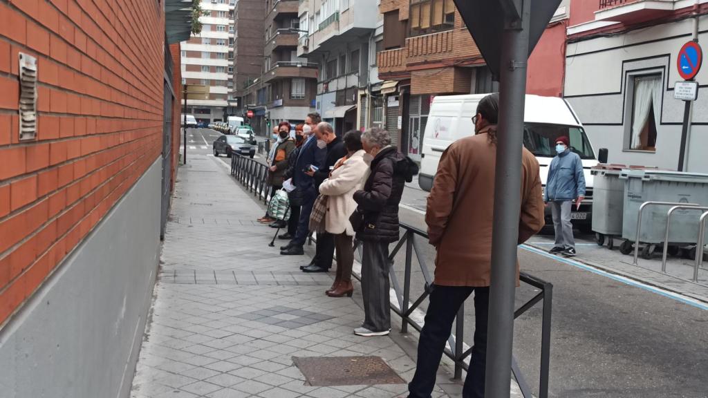 Antes de que abriera el colegio electoral de la calle Panaderos, ya había gente esperando para ejercer su derecho al voto