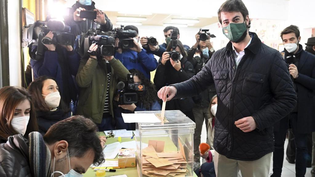 Juan García-Gallardo (Vox) depositando su voto hoy en Burgos
