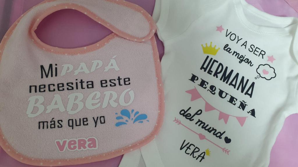 Imagen de un babero y de un body realizado por Vanesa Ortega