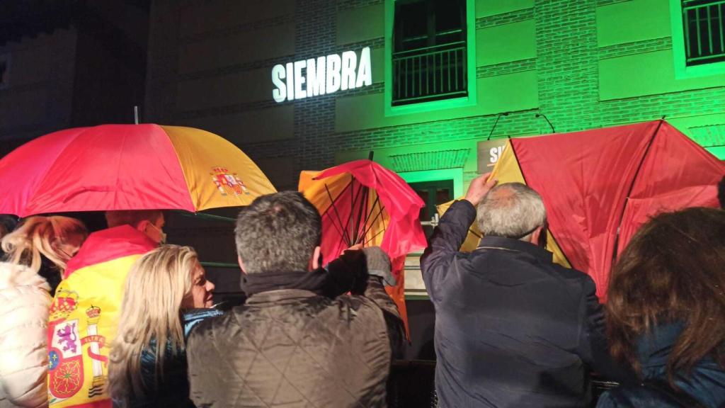 Vox reparte paraguas a las puertas del AC Santa Ana