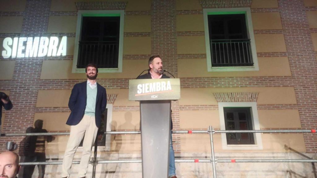 Santiago Abascal y Juan García Gallardo comparecen en la noche electoral del 13-F.