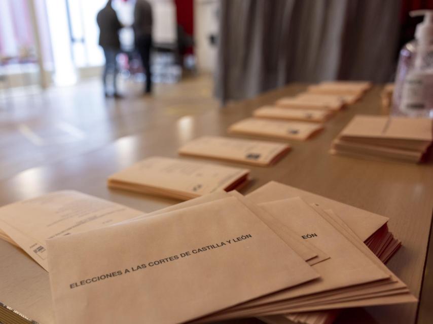 Papeletas en un colegio electoral de las elecciones de Castilla y León