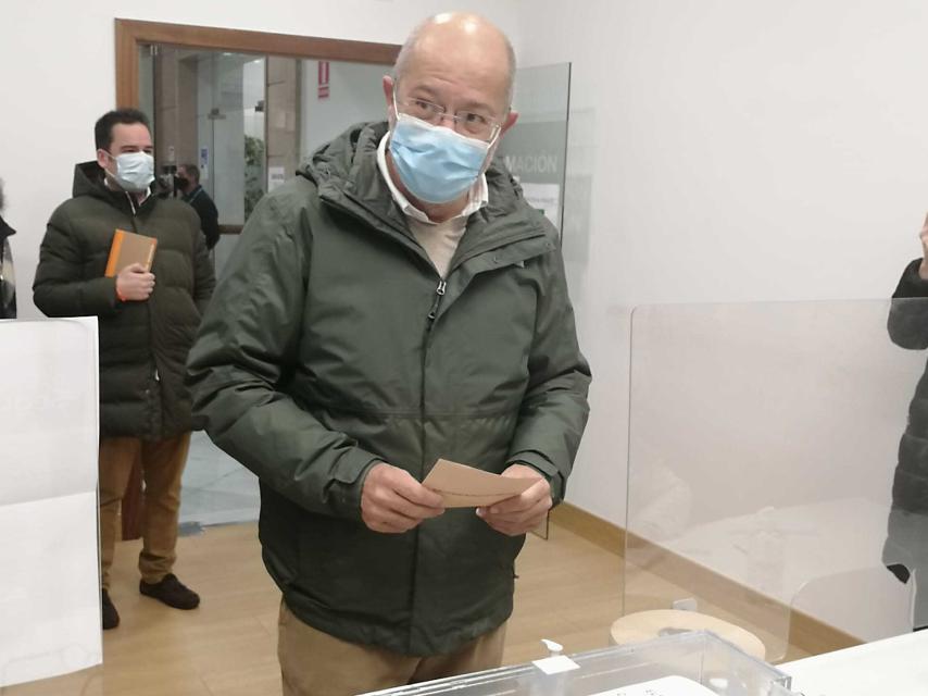 Francisco Igea, candidato de Ciudadanos en Castilla y León, votando en la mañana de este domingo, 13-F.