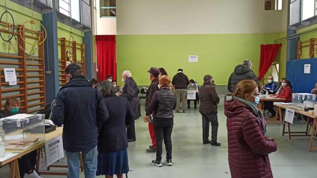 Un colegio electoral en las elecciones de Castilla y León, en Valladolid.