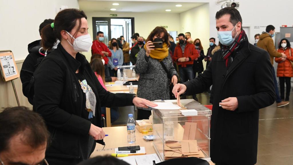 Luis Tudanca ha ejercido su derecho al voto en Burgos