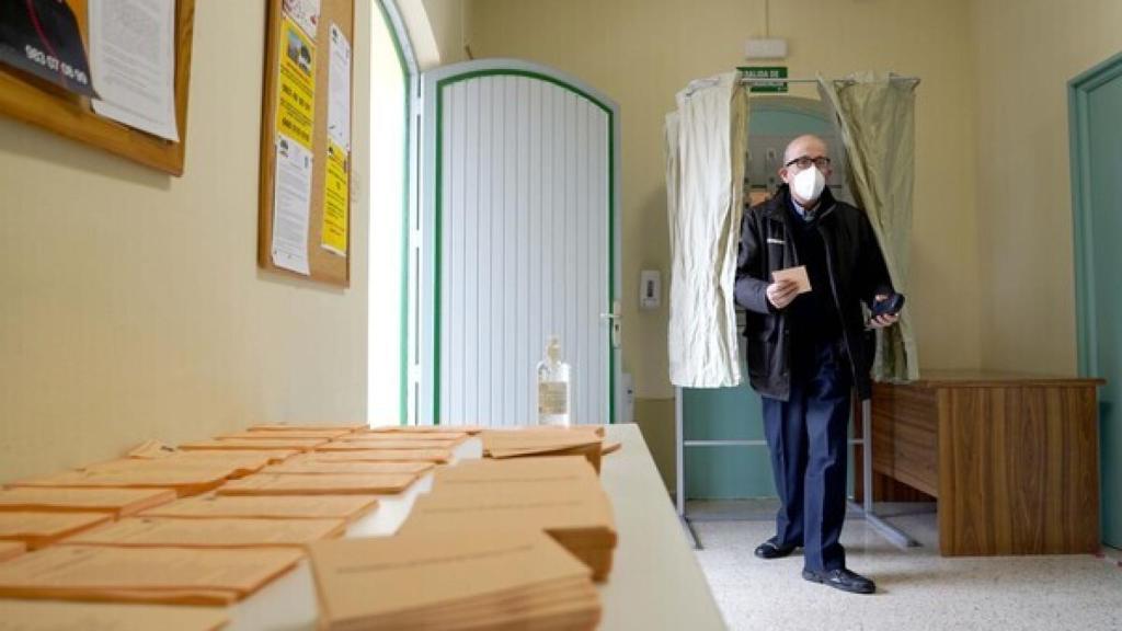 Eduardo Margareto / ICAL . Javier Oliveras ejerce su derecho al voto en las elecciones autonómicas en el colegio electoral ubicado en la sede de la Asociación de Vecinos Pinar de Antequera de Valladolid Javier Oliveras ejerce su derecho al voto en las elecciones autonómicas en el colegio electoral ubicado en la sede de la Asociación de Vecinos Pinar de Antequera de Valladolid