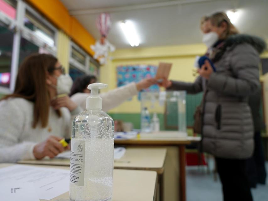 Una mujer en el momento de la votación en las elecciones de Castilla y León