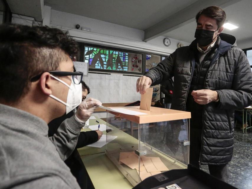 Suárez Quiñones, cabeza de lista del PP por Léon, ejerciendo su derecho al voto