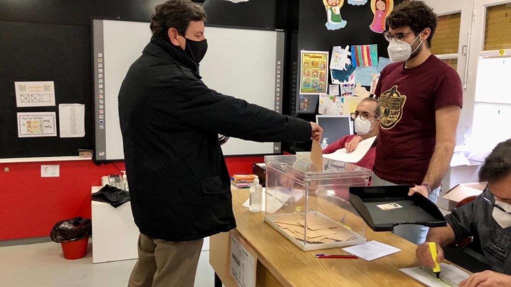Carlos Fernández Carriedo durante la votación