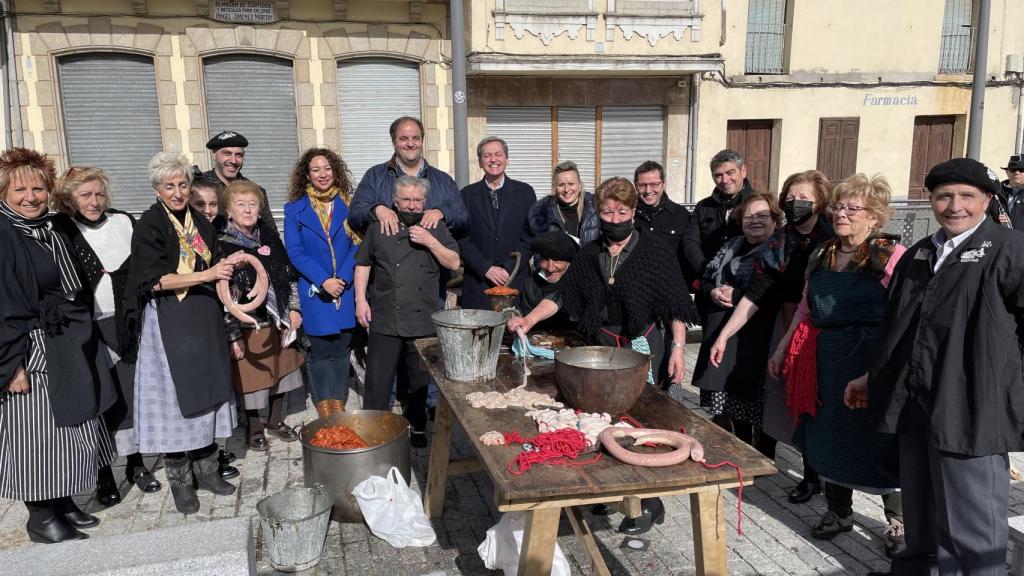 Participantes, junto al alcalde, en la Fiesta del Mondongo de Guijuelo