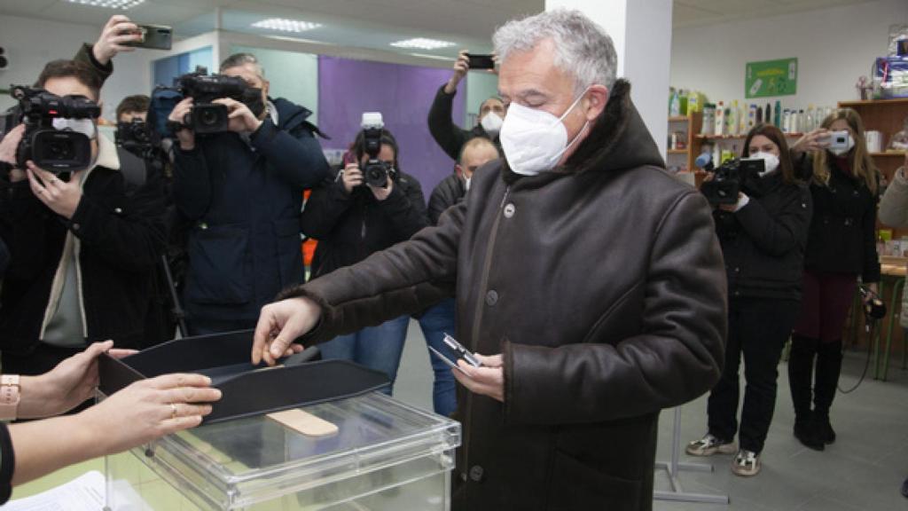 El candidato de Soria ¡Ya!, Ángel Ceña, vota en el IES Castilla de la capital soriana.