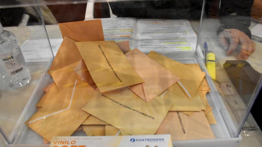 Urna elecciones de Castilla y León
