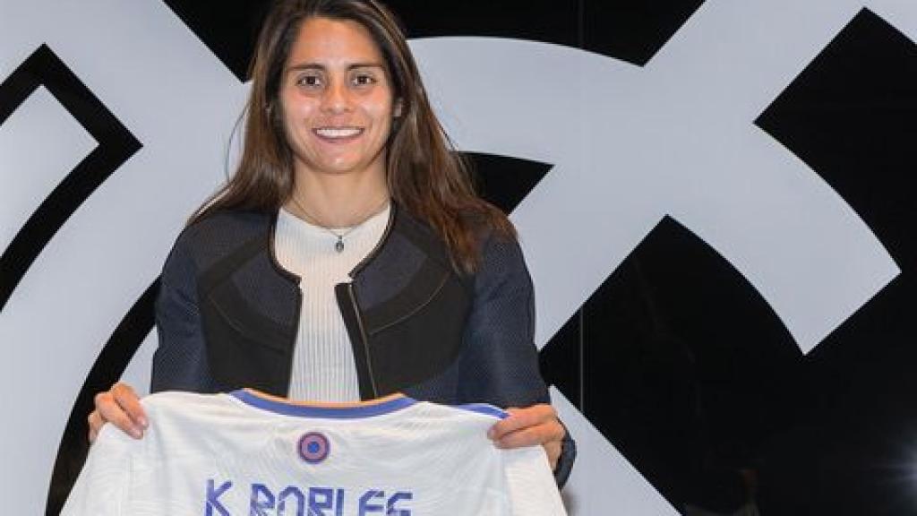 Kenti Roble posa con la camiseta del Real Madrid tras renovar