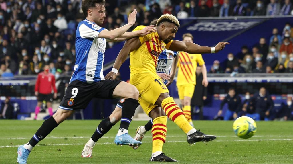 Javi Puado, intentando molestar a Adama Traoré en su lanzamiento a puerta