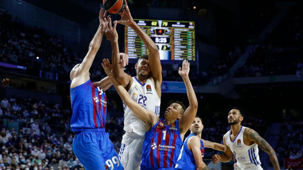 Tavares pelea un rebote ante Nick Calathes y Dante Exum