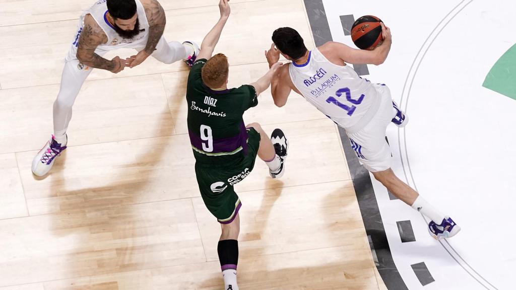 Carlos Alocén intenta driblar a Alberto Díaz ante el bloqueo de Poirier