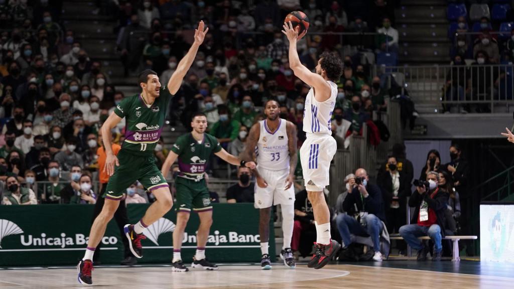 Dejan Kravic defiende un triple de Sergio Llull.
