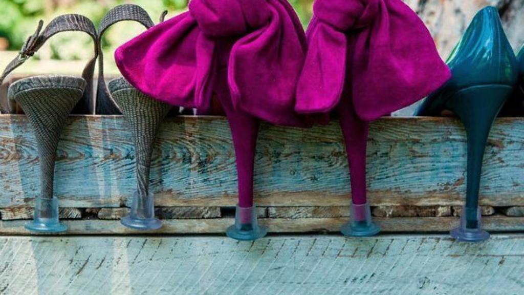 Tacos para tacones: el detalle imprescindible para las invitadas a fiestas en jardines o lugares con césped