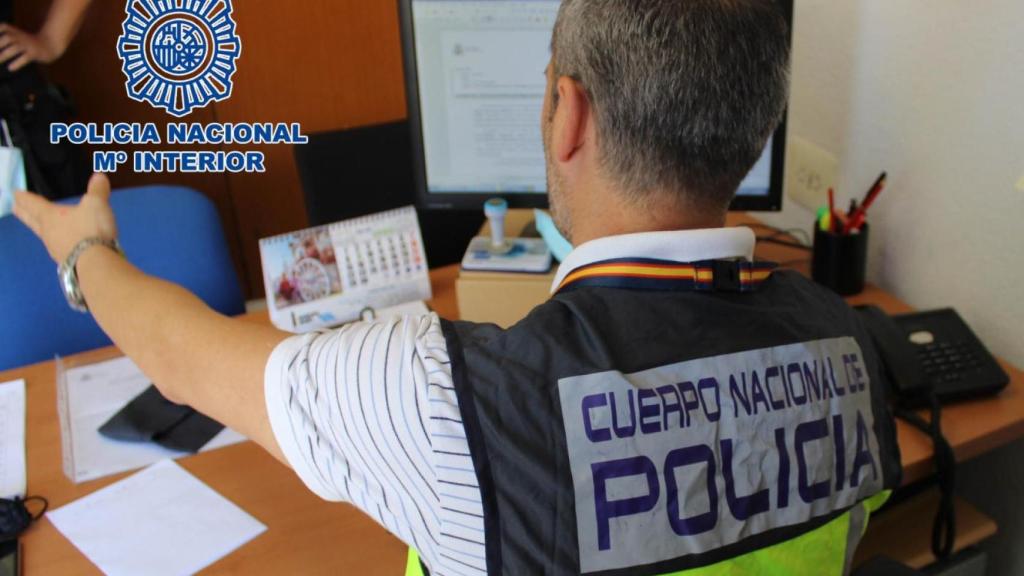 Un policía nacional tramitando una denuncia en Comisaría.