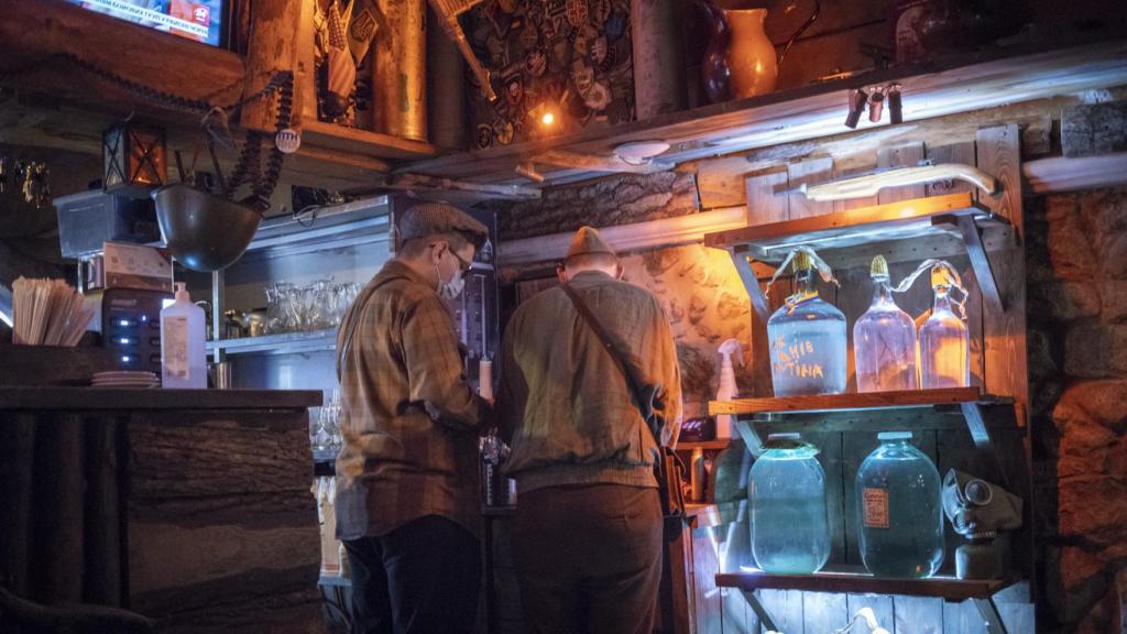 Vanko y Yure preparan un pedido en el bar Kryjivka