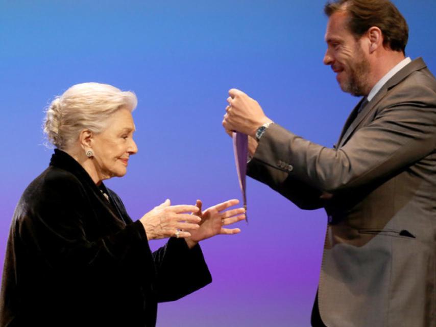 Lola Herrera recibe la medalla de manos del alcalde de Valladolid, Óscar Puente. Fotografía: ICAL Leticia Pérez