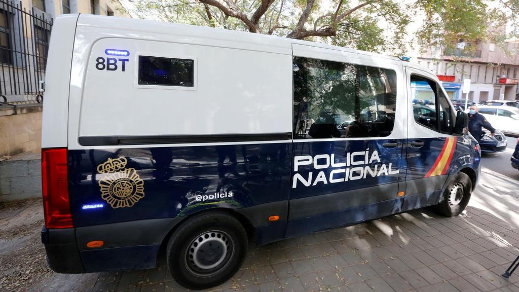 Coche de Policía en el que se trasladó al parricida a los juzgados de Benalúa, este domingo.