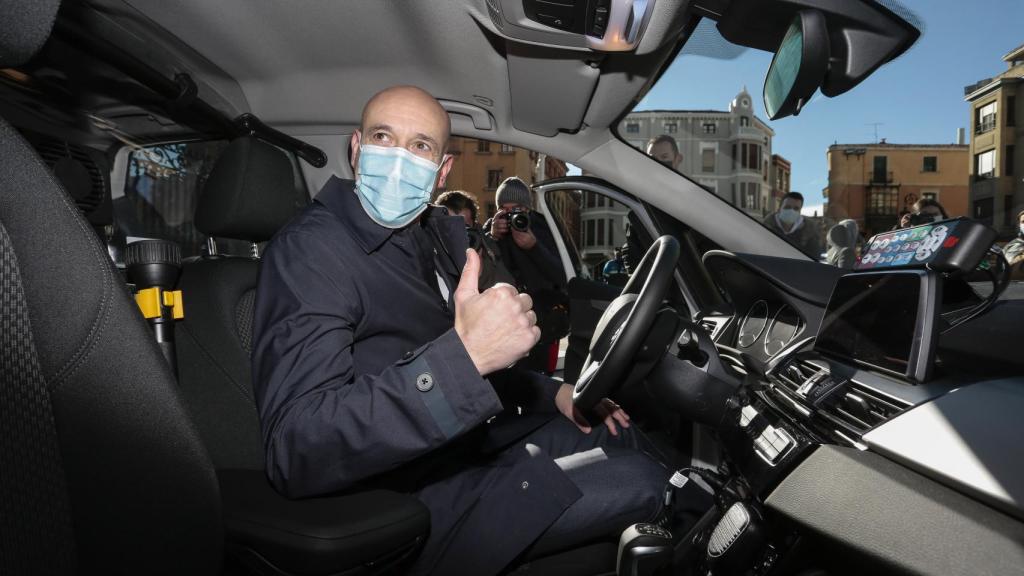 El alcalde de León en la presentación de los nuevos coches de la Policía Local