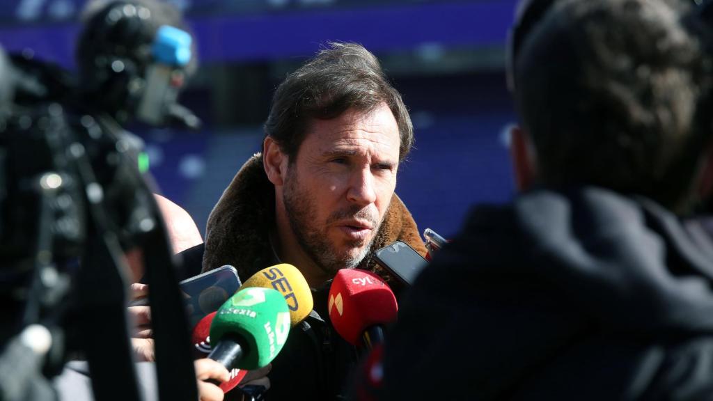 Rubén Cacho / ICAL . El alcalde de Valladolid, Óscar Puente; el delegado territorial de la ONCE en Castilla y León, Ismael Pérez, y el consejero portavoz del Real Valladolid, David Espinar, presentan un cupón con motivo del 40 aniversario del Estadio José Zorrilla