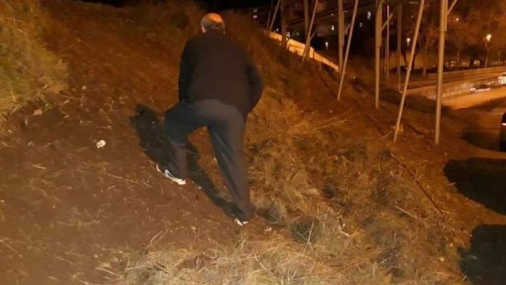 El vecino de Zamora limpiando las laderas de esta zona de la ciudad