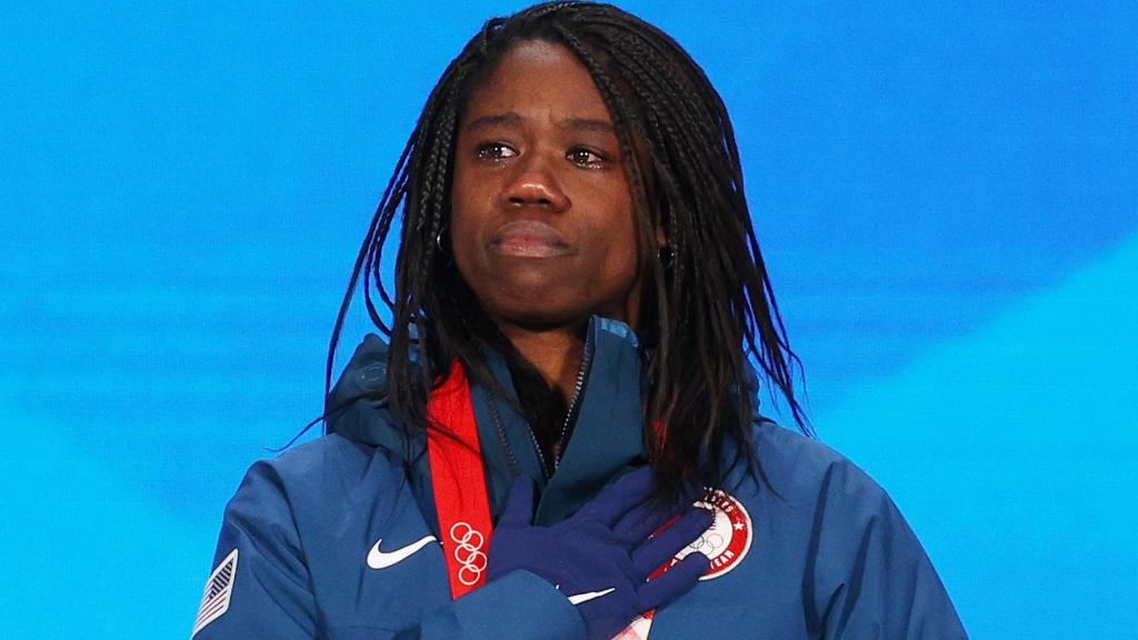 Erin Jakcson llora al escuchar el himno de Estados Unidos después de ganar el oro olímpico en Pekín 2022