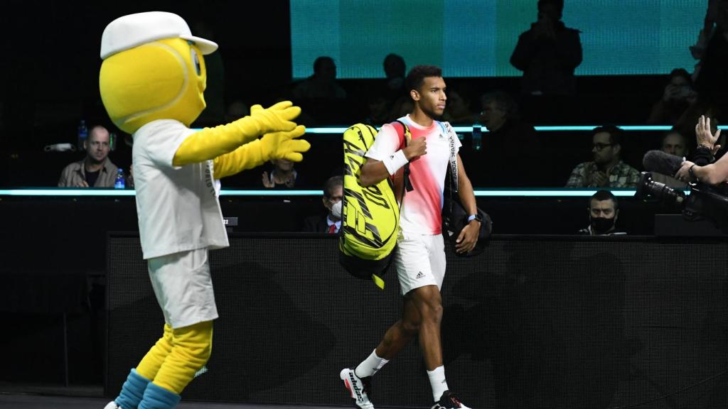 Felix Auger-Aliassime entrando a la pista