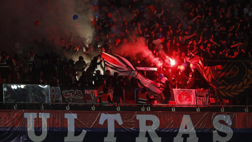 Los ultras del PSG, durante un partido.