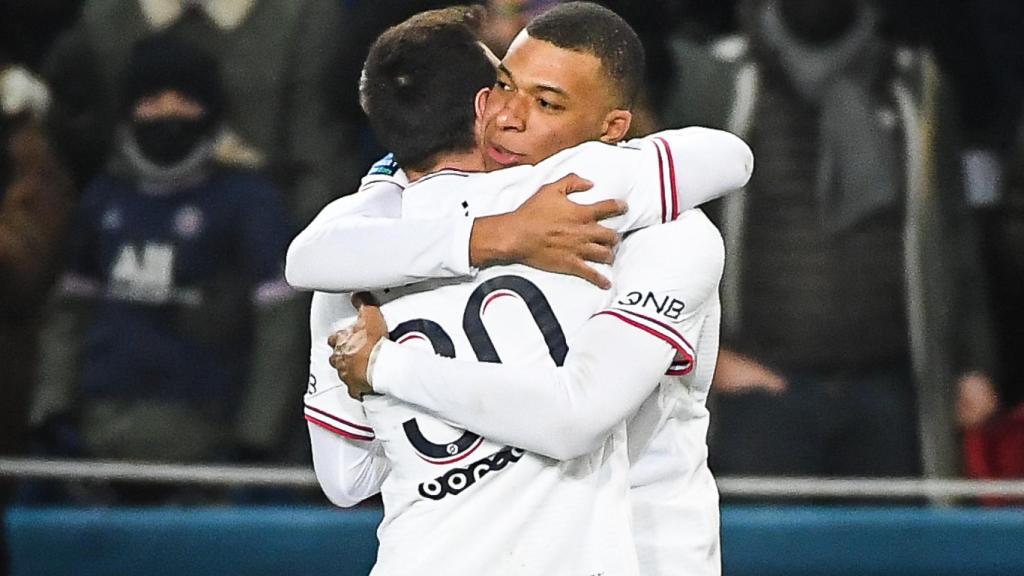 Abrazo entre Mbappé y Messi para celebrar un gol del PSG en la temporada 2021/2022