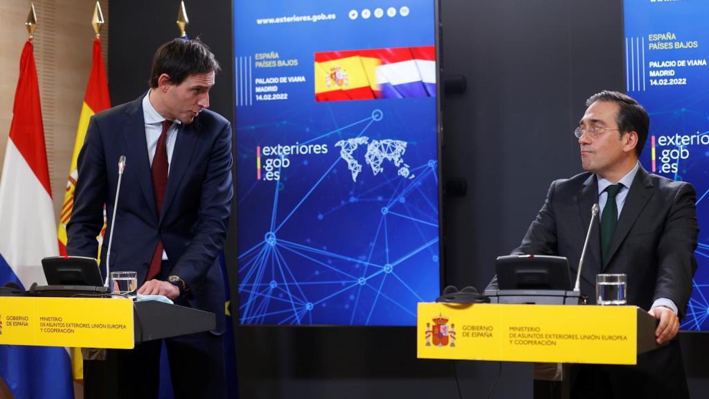 El ministro de Asuntos Exteriores, UE y Cooperación, José Manuel Albares, junto a su homólogo neerlandés, Wopke Hoekstra, en rueda de prensa conjunta.