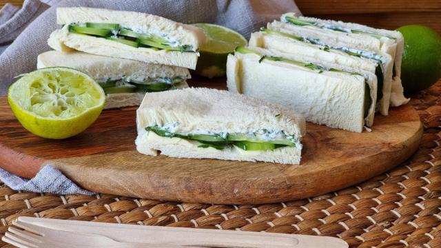 Sándwich de pepino inglés, una receta con clase que no falta en el té de la Reina