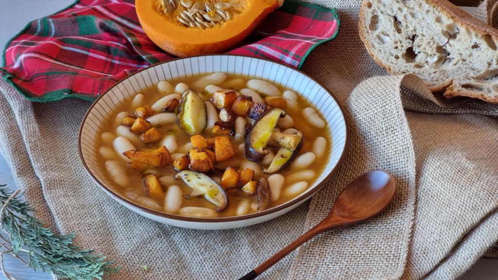 Un plato de alubias con verduras en una imagen de archivo