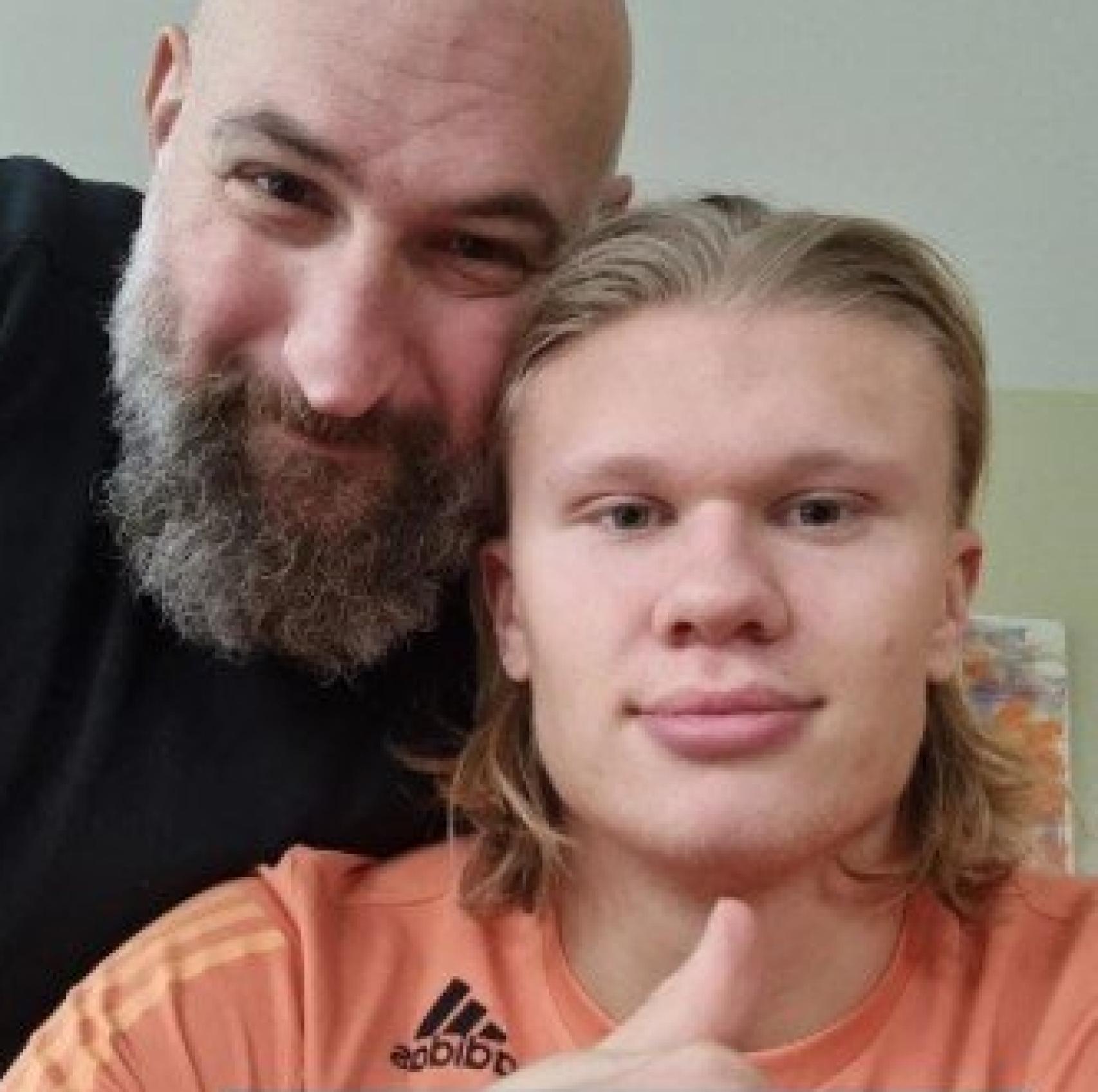 Erling Haaland, con una camiseta de entrenamiento de Adidas