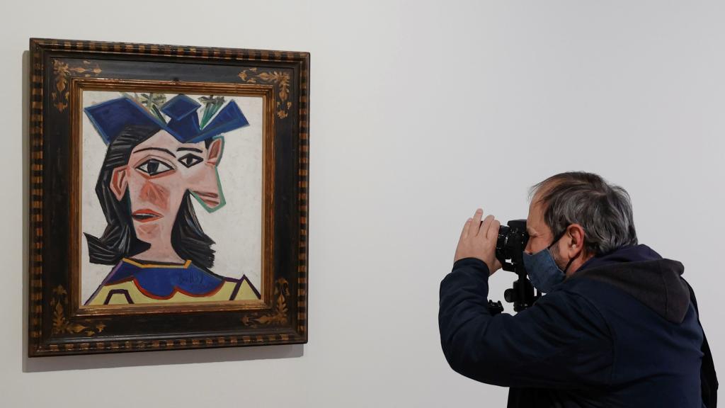 Vista de la obra 'Busto de mujer con sombrero'.