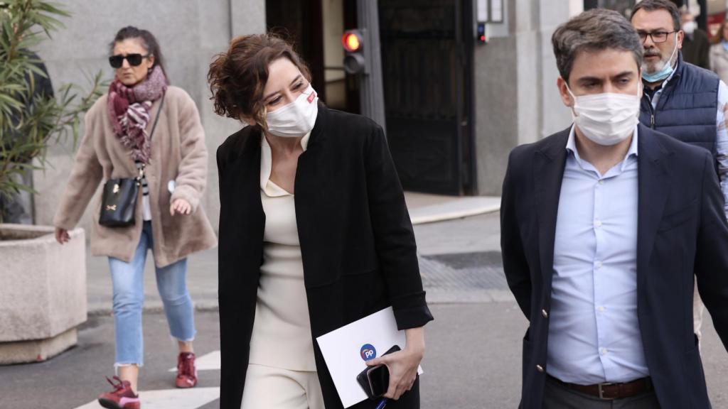 Ayuso hoy a su llegada a la sede el Partido Popular en Madrid