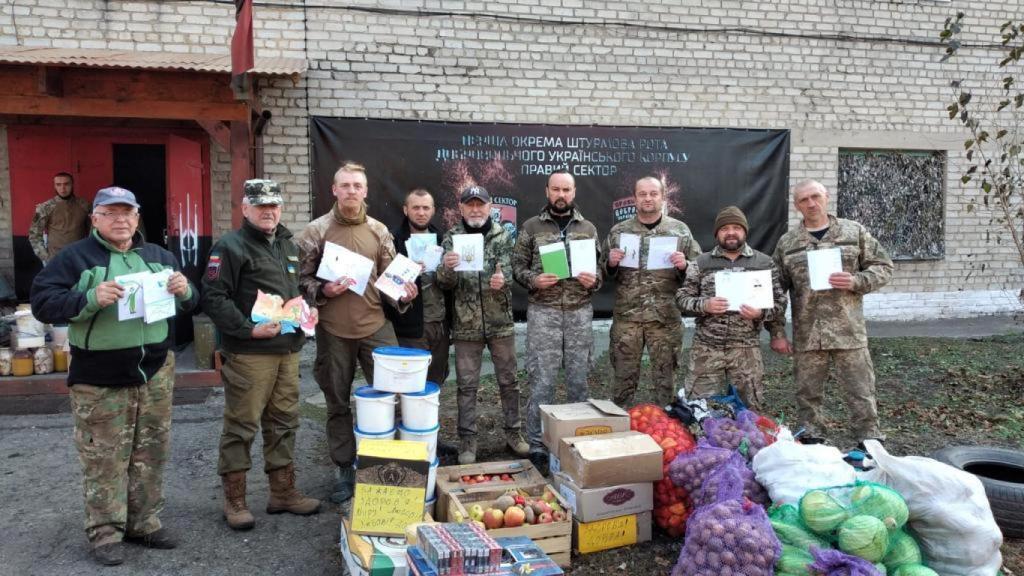 Mario junto a soldados ucranianos.