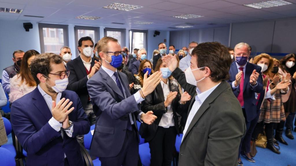 Alfonso Fernández Mañueco y Javier Maroto se saludan en la Junta Directiva del PP de Castilla y León, celebrada hoy en Valladolid.