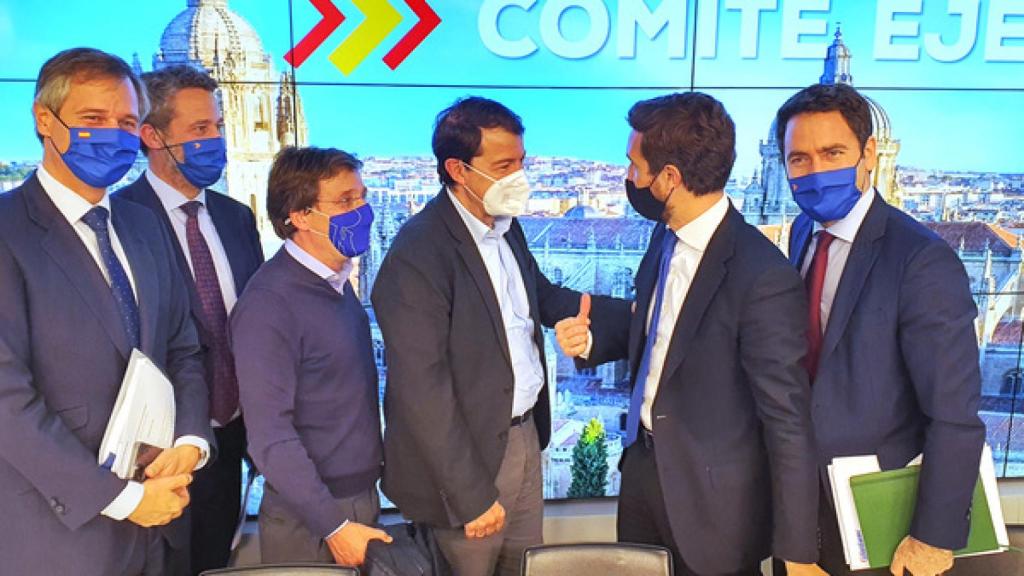 El presidente del PP, Pablo Casado, saluda a Alfonso Fernández Mañueco en el Comité Ejecutivo Nacional del partido, este martes.