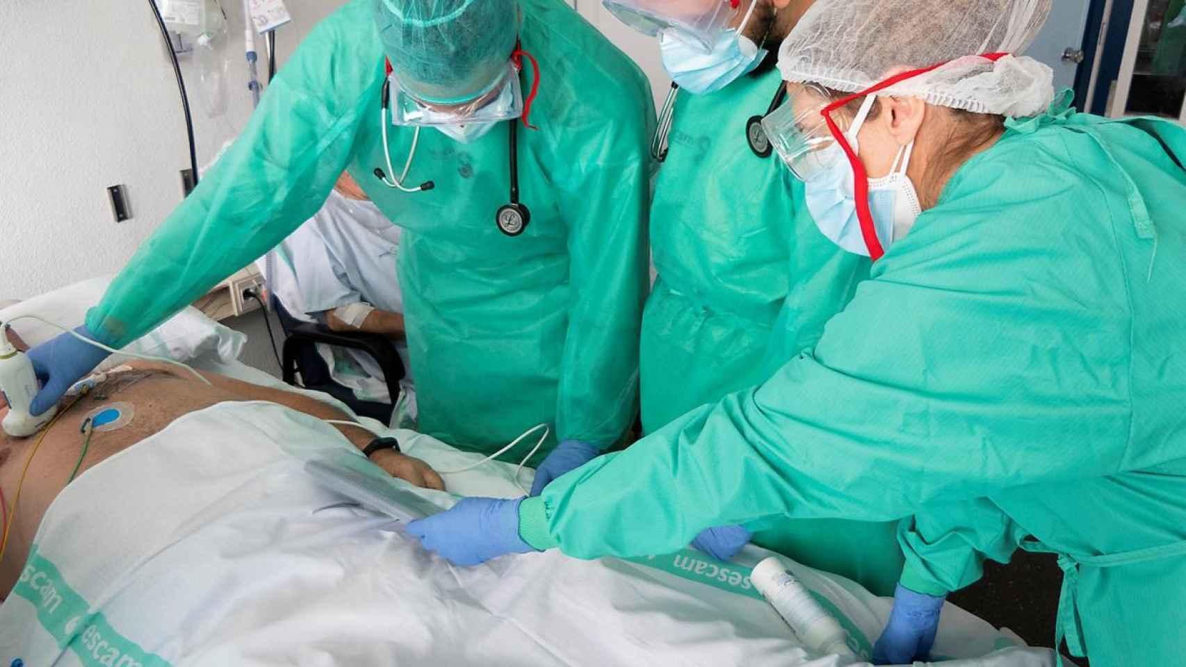 Sanitarios atendiendo un enfermo con Covid-19.