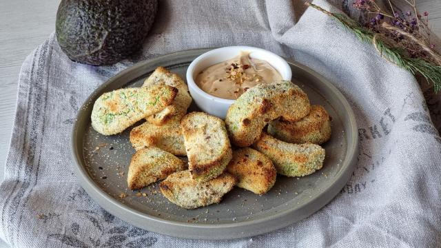 Aguacate crujiente al horno con mahonesa picante, un aperitivo diferente y saludable