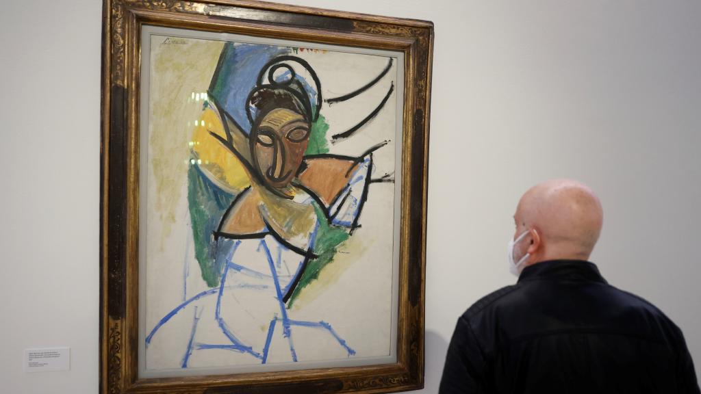 Una persona observa la obra 'Mujer', de la misma época de 'Las señoritas de Aviñón'. / Mariscal (Efe).