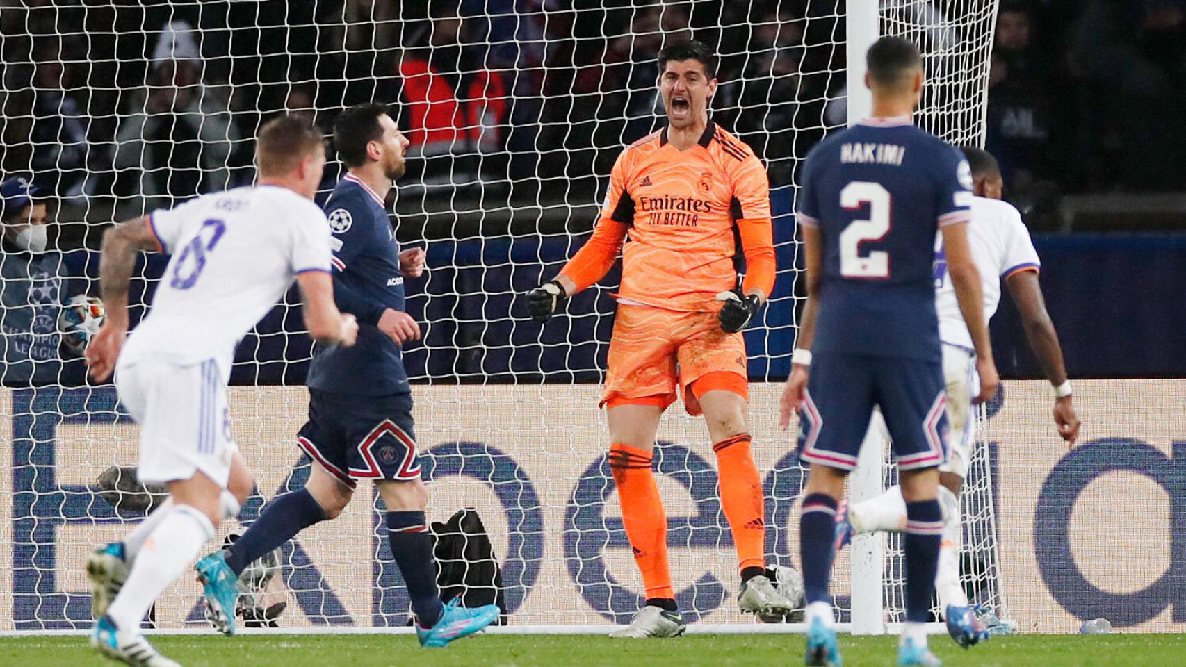 Thibaut Courtois celebra la parada al penalti de Leo Messi
